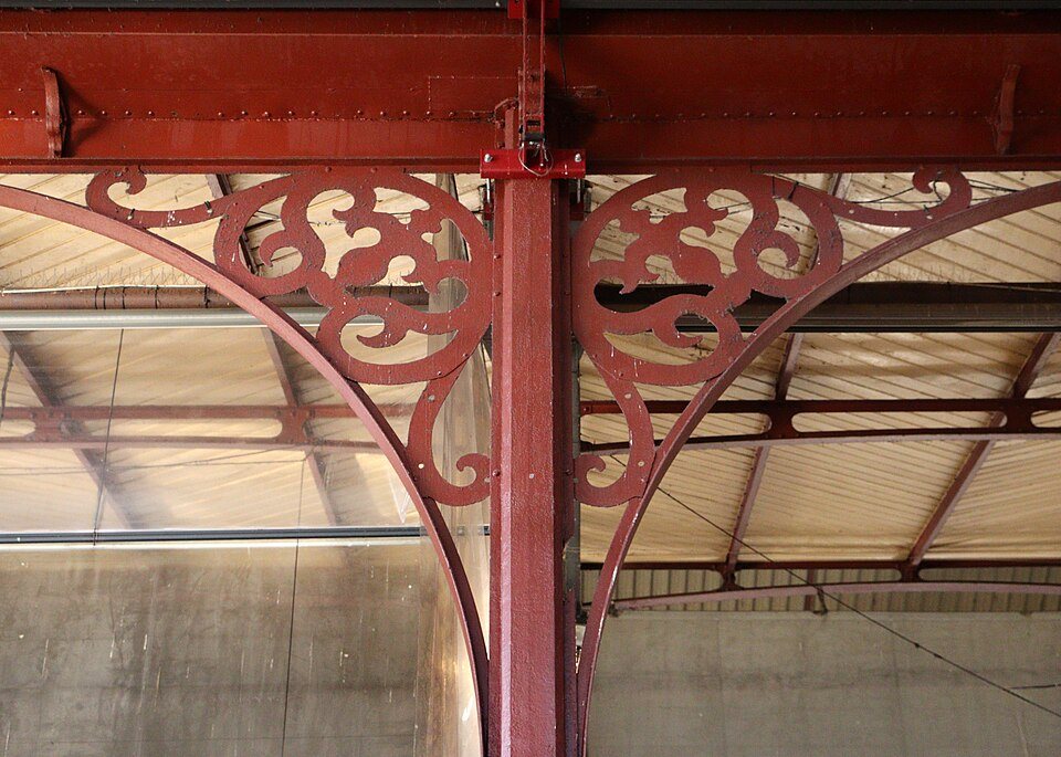 Firenze, mercato centrale, interno, capitello e decorazione in ferro 02