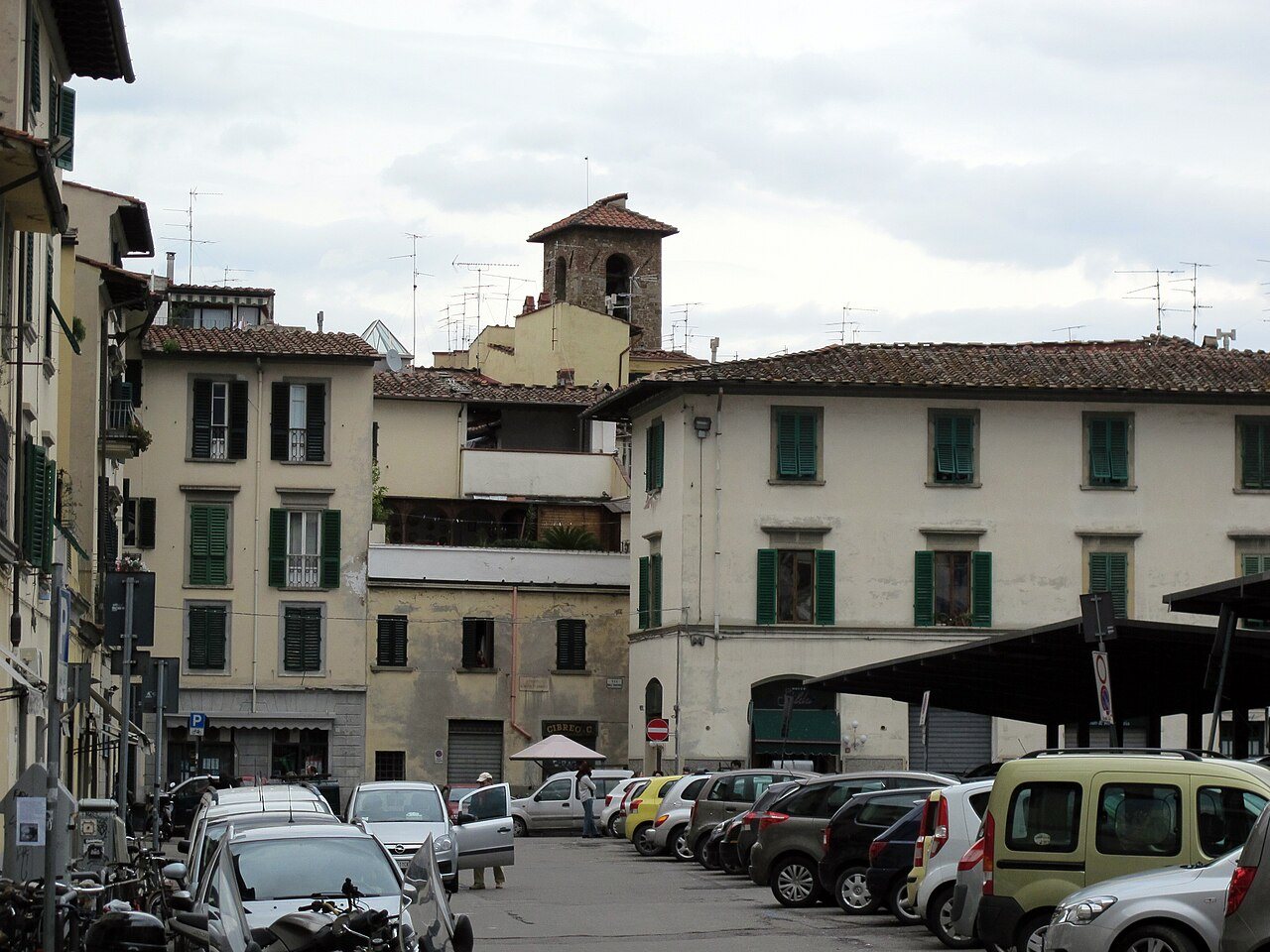 Sant'Ambrogio before lunch: how a working market runs