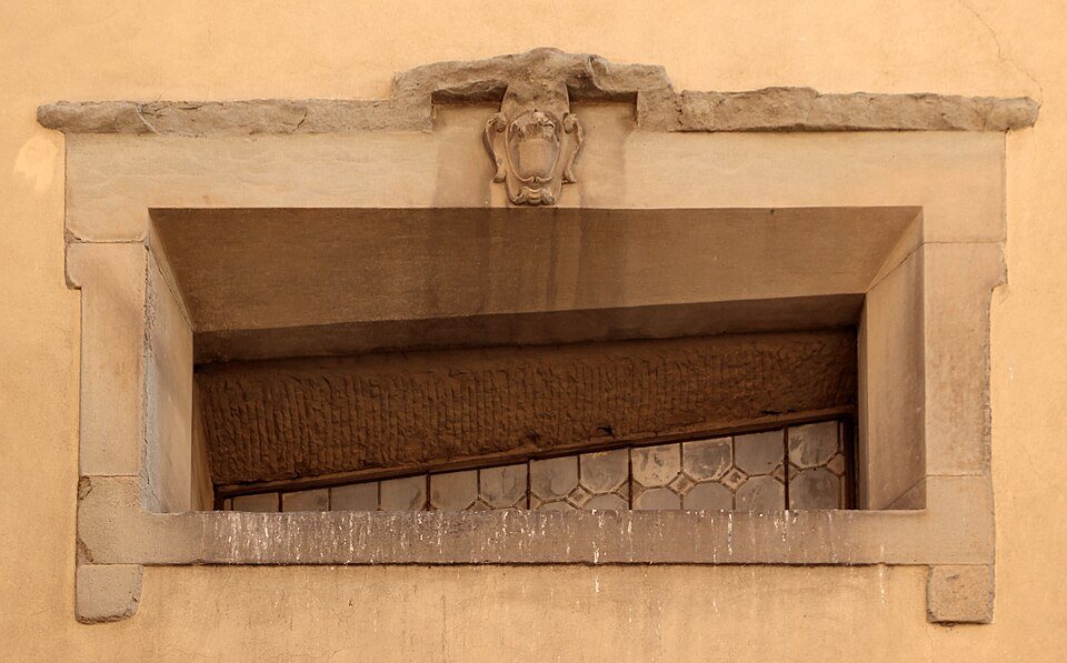 Via del Giardino Serristori, lato posteriore di san niccolò oltrarno, finestra 01