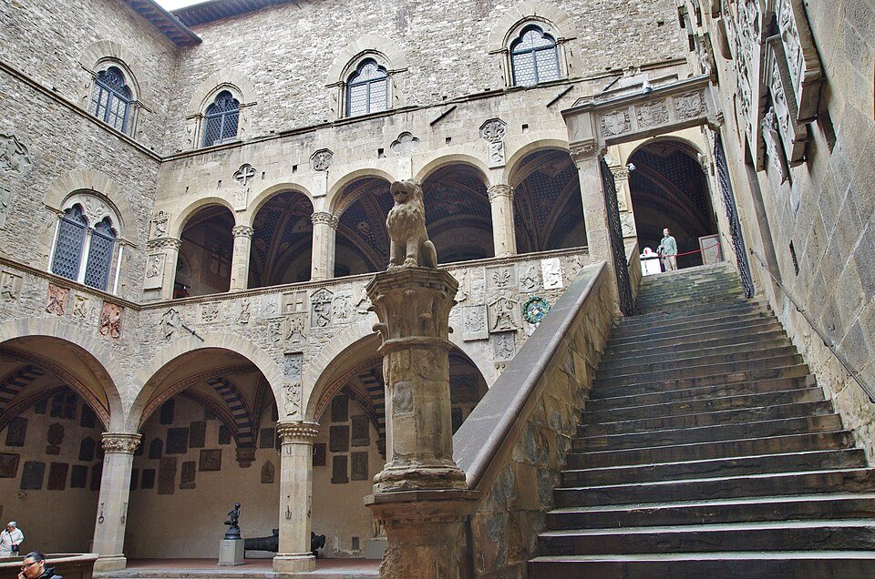03 2015 Cortile scalone loggia stemmi bifora volte a crocera, finestre polilobate cuspidate ordine corinzio pi