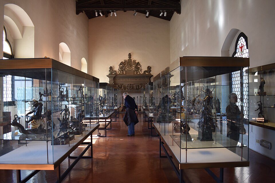 Sala dei Bronzetti museo del Bargello Firenze