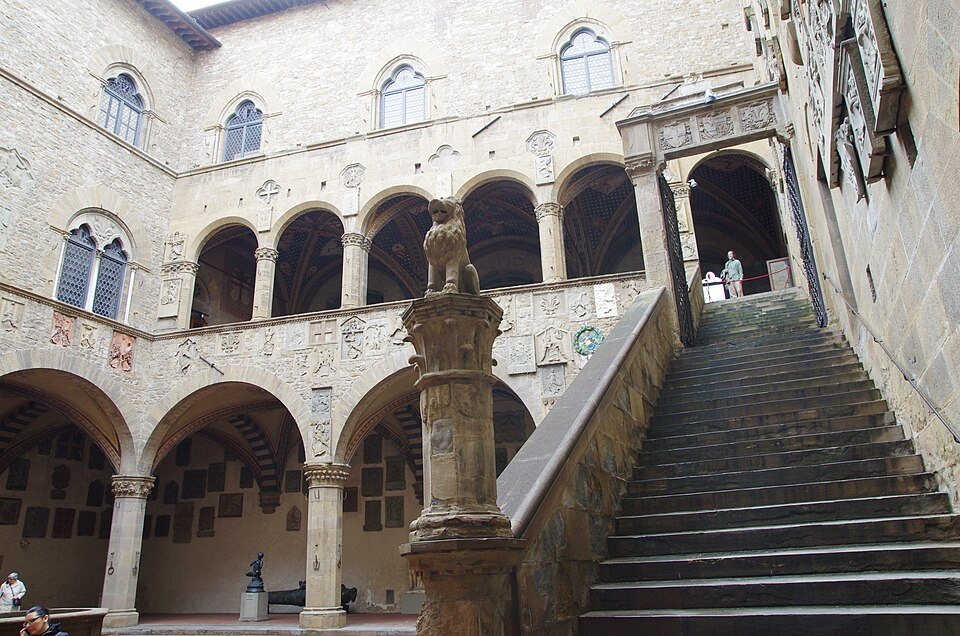 03 2015 Cortile scalone loggia stemmi bifora volte a crocera, finestre polilobate cuspidate ordine corinzio pi