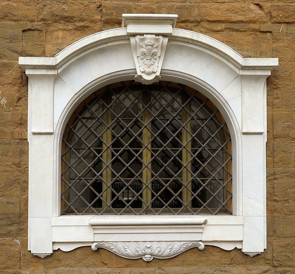 Firenze, cappelle medicee, esterno, finestrone 03