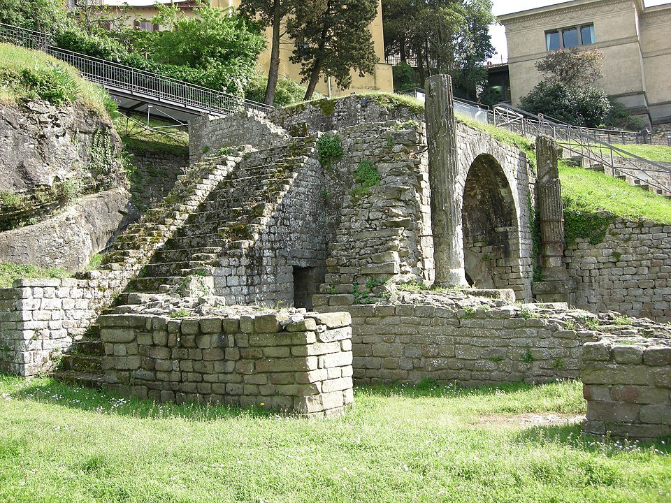 Fiesole, area archeologica, teatro 10 arco