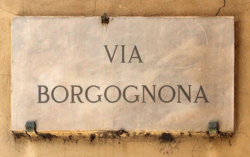 Via borgognona, targa con nome