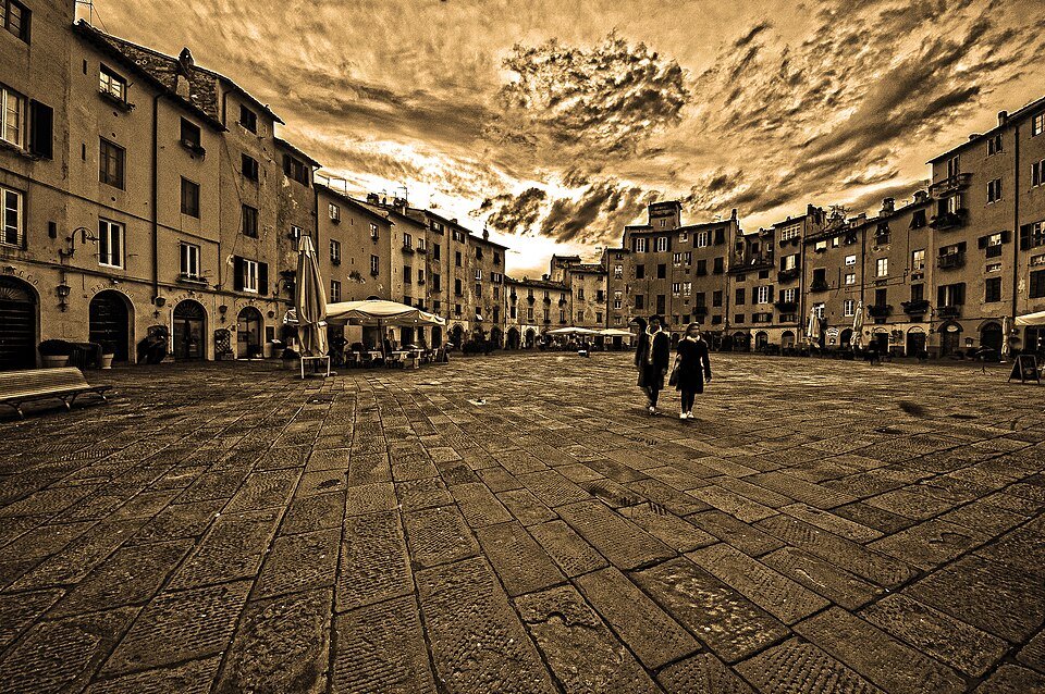 Lucca Piazza dell'anfiteatro seppiato