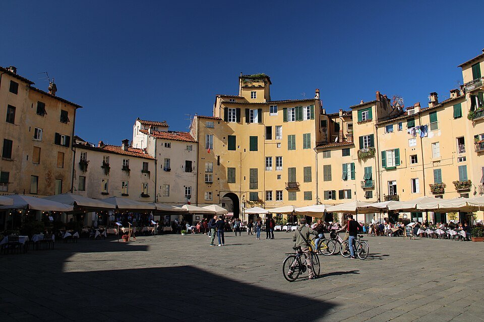 Piazza dell'Anfiteatro (Lucca) 01