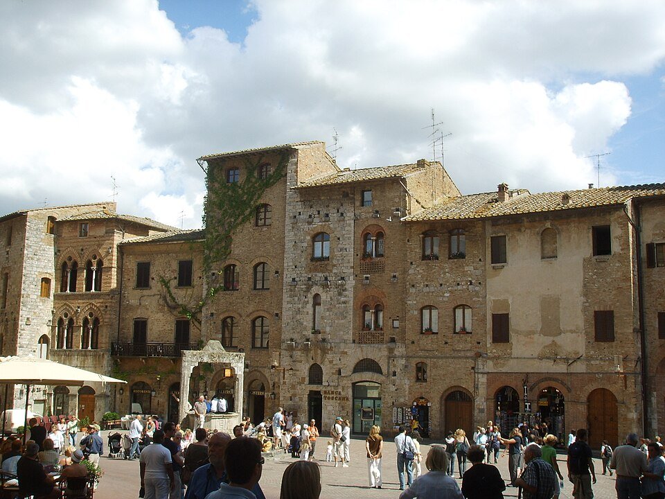 San gimignano piazza della cisterna 01