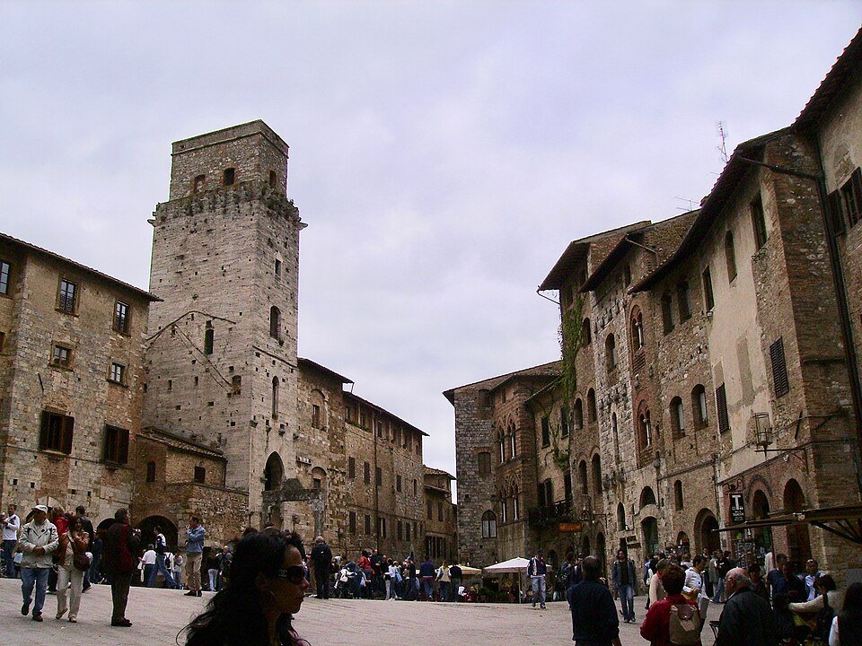 Piazza della Cisterna in San Gimignano