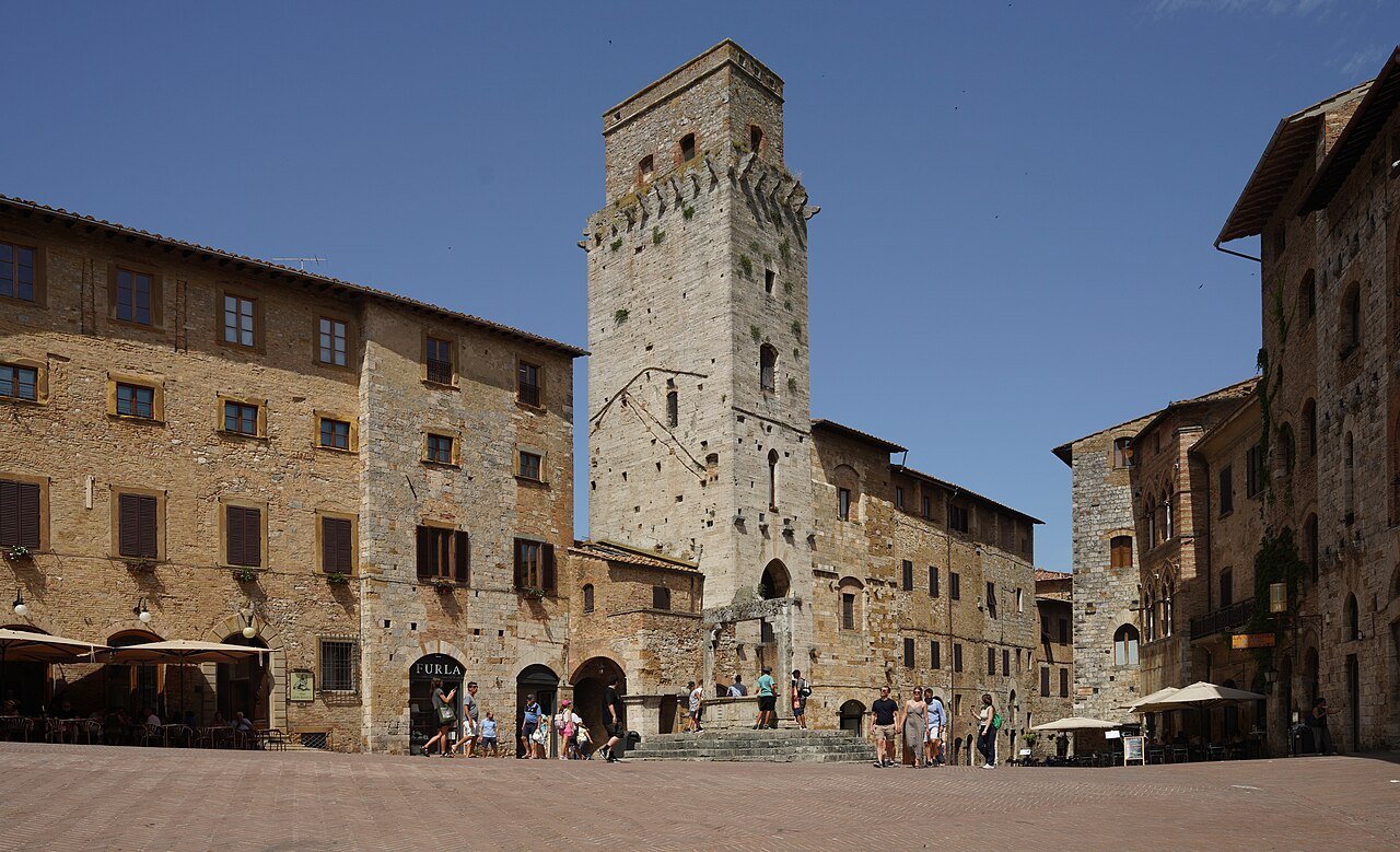 Piazza della Cisterna in San Gimignano