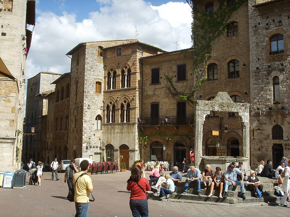 San gimignano piazza della cisterna 03