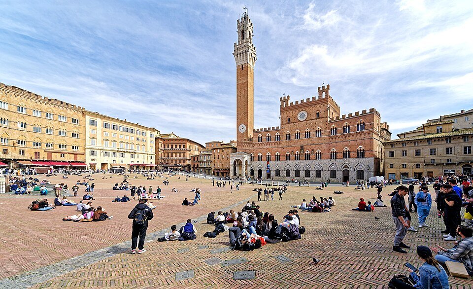 +Die Piazza del Campo ist das historische Zentrum Sienas. 03