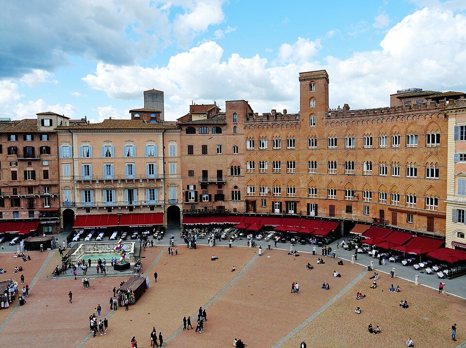Siena Palazzo Pubblico Vista su la Piazza del Campo 1